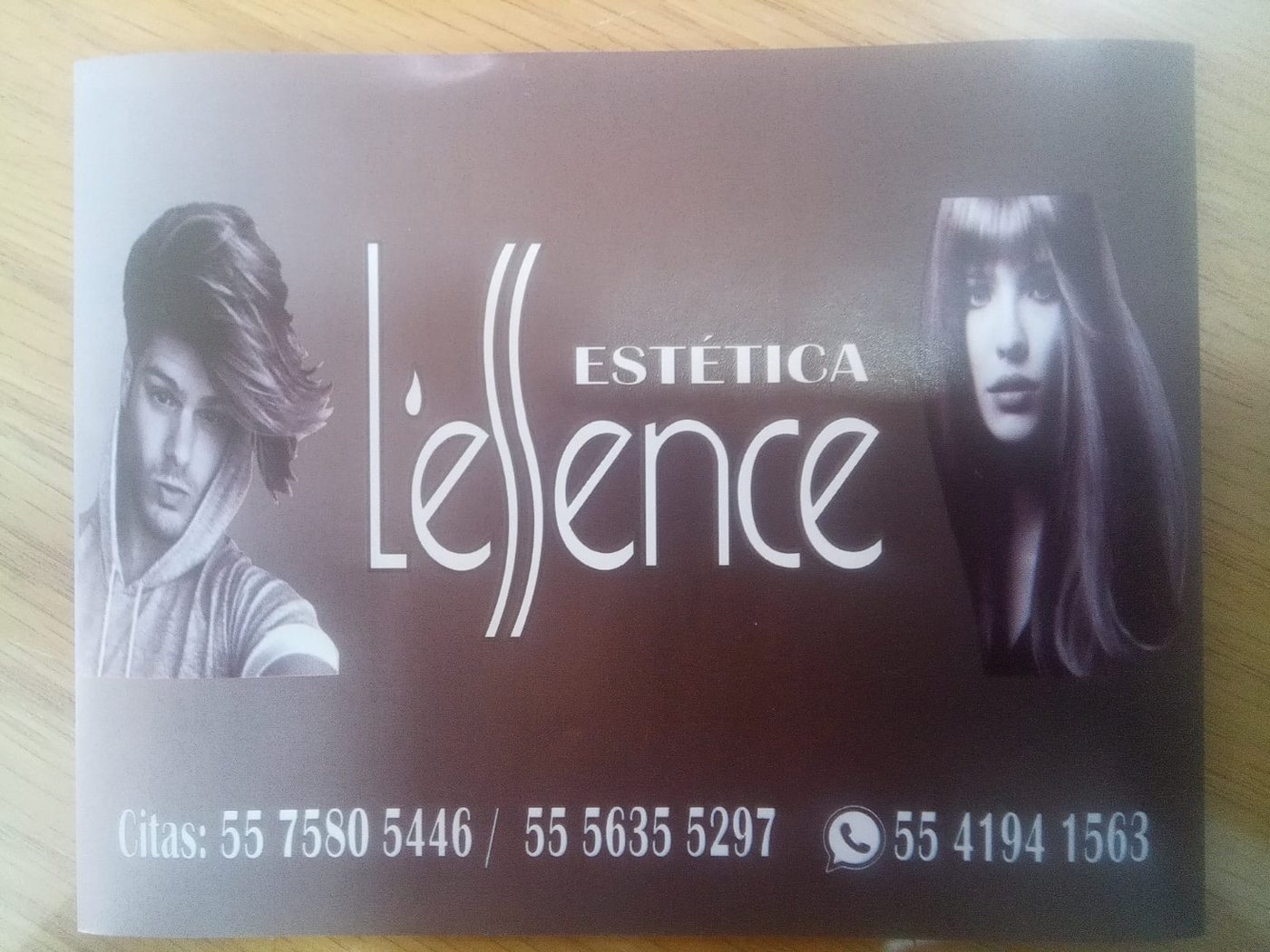 Tarjeta de Estética Lessence con teléfonos de contacto